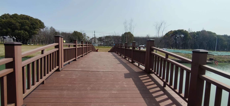 塑木栏杆专业制造商，抗老化性能强，适用于阳台围墙等多种场景