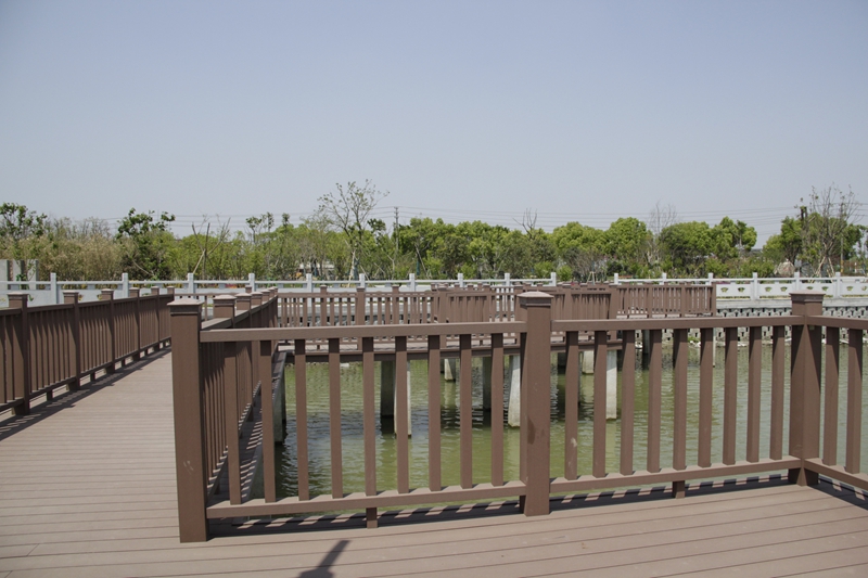 塑木栏杆厂家直销，高品质环保建材，经久耐用美观大方！